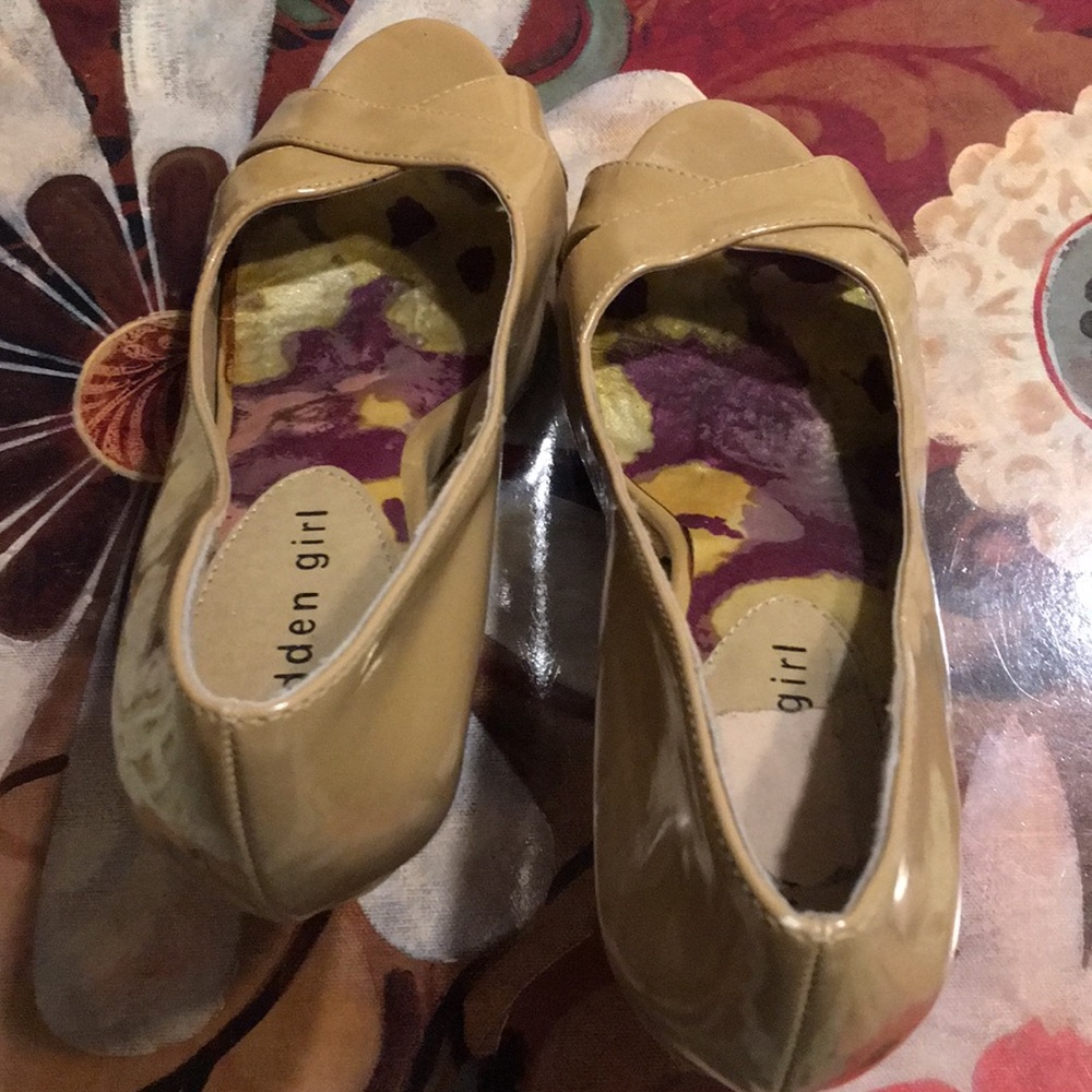 MADDEN GIRL BEIGE PUMPS Sz-71/2. 2.5ins heels